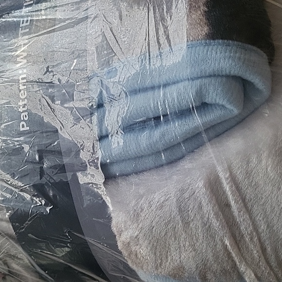 Blanket 60 IN by 80 IN long - Picture 5 of 6